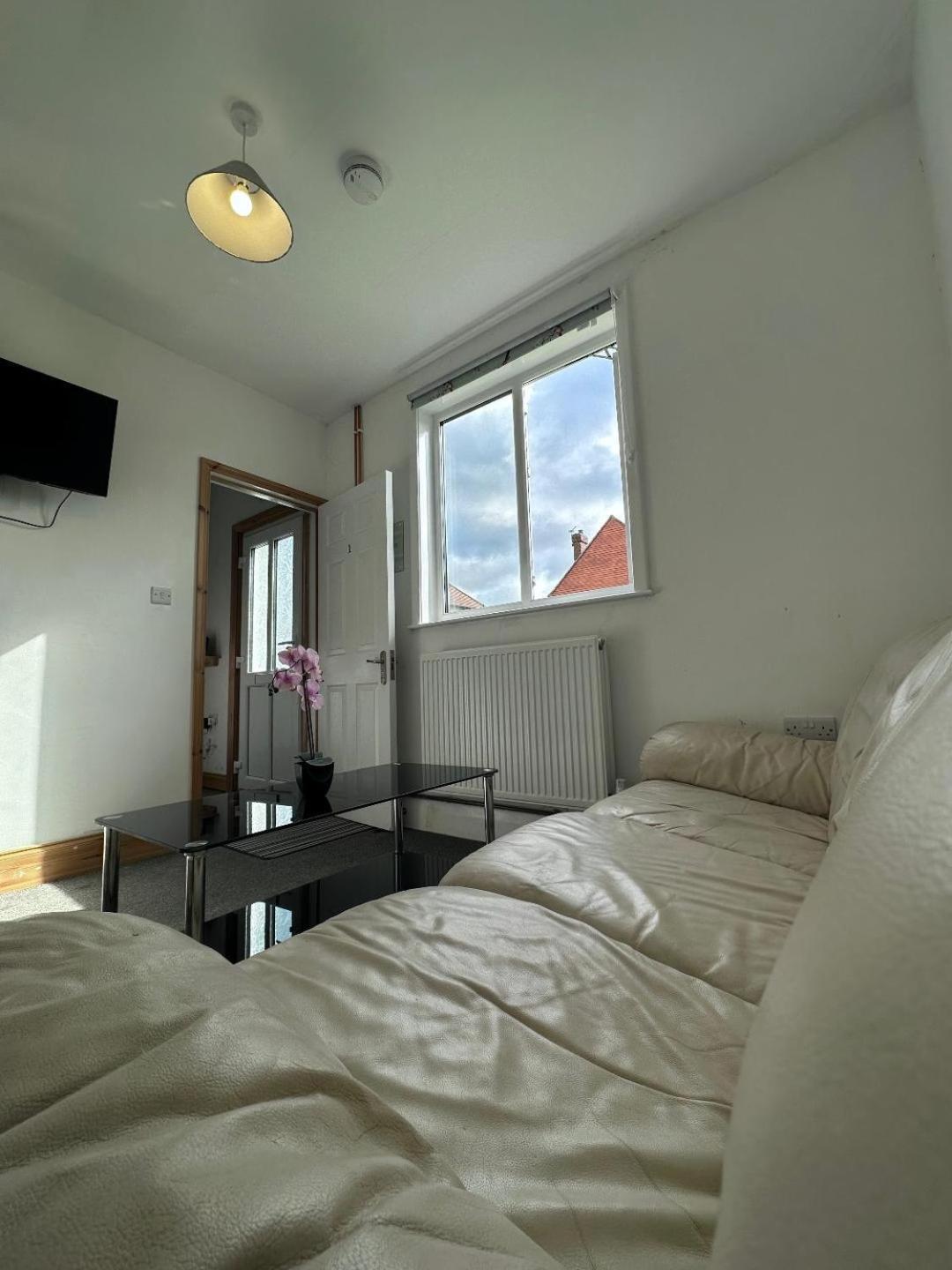 Guest house Browning House Bedrooms I Long Or Short I Special Rate Available *